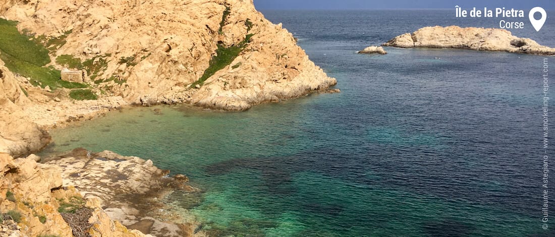 Vue sur la zone de palmes-masque-tuba de l'île de la Pietra