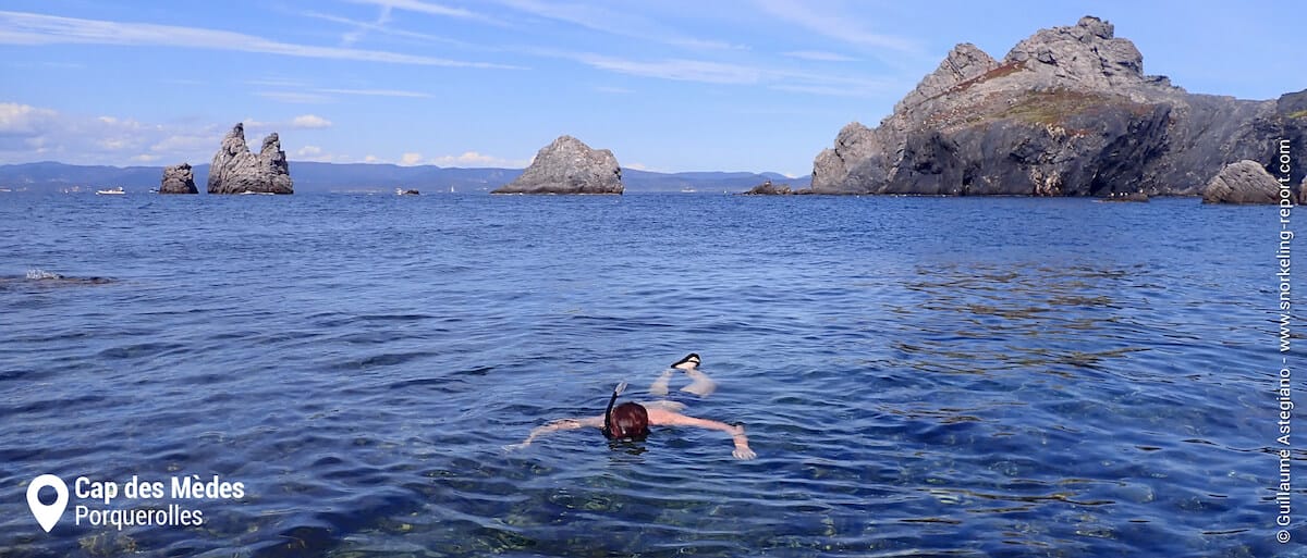 Snorkeler observant les fonds marins du Cap des Mèdes